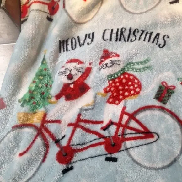 Meowy Christmas Fleece Throw Blanket. 48"×60" - Picture 2 of 2